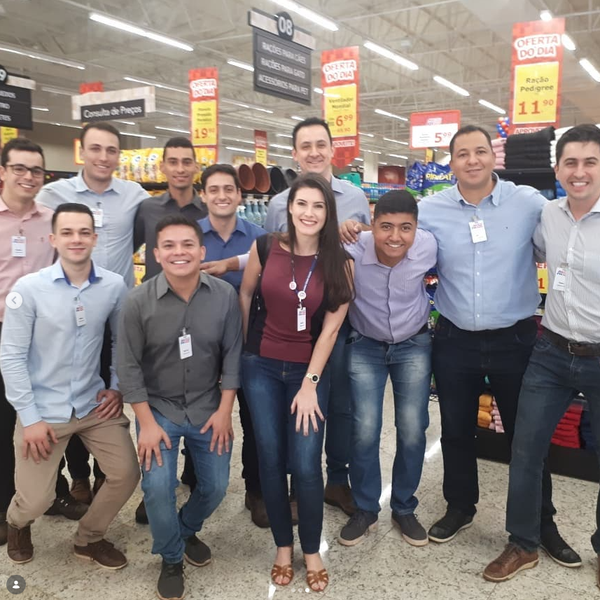Turma de trainees sorrindo dentro do supermercado